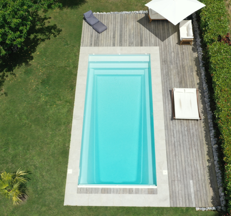 Piscine Coque Polyester Flamingo à fond incliné moderne traditionnelle et design disponible en 7, 8 et 9 m à Montauroux dans le 83 dans le var