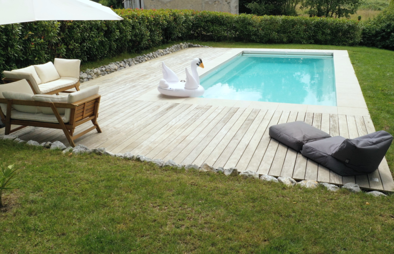 Terrassier pour creuser une Piscine Coque Polyester Flamingo à fond incliné moderne traditionnelle et design disponible en 7, 8 et 9 m à Montauroux dans le 83 dans le var