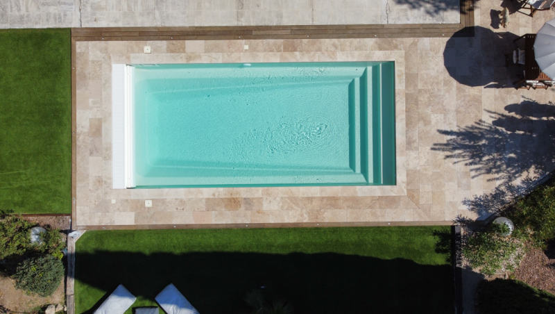 Entreprise pour installer Piscine Coque Polyester Flamingo à fond incliné moderne traditionnelle et design disponible en 7, 8 et 9 m à Montauroux dans le 83 dans le var