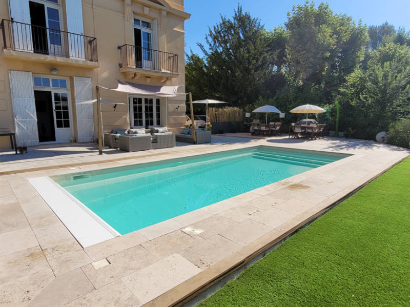 Prix d'une Piscine Coque Polyester Flamingo à fond incliné moderne traditionnelle et design disponible en 7, 8 et 9 m à Montauroux dans le 83 dans le var