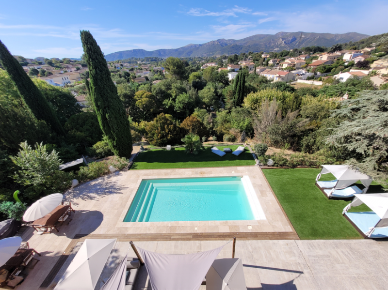 Poseur de Piscine Coque Polyester Flamingo à fond incliné moderne traditionnelle et design disponible en 7, 8 et 9 m à Montauroux dans le 83 dans le var