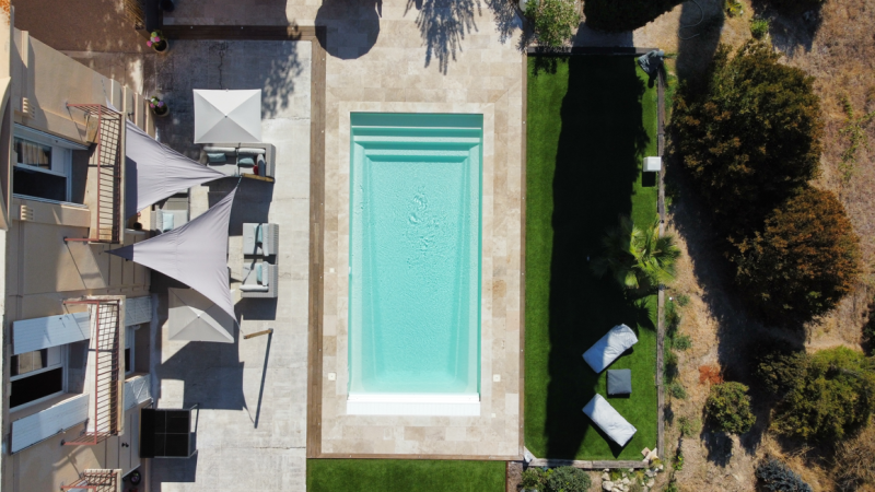 Pourquoi installer une Piscine Coque Polyester Flamingo à fond incliné moderne traditionnelle et design disponible en 7, 8 et 9 m à Montauroux dans le 83 dans le var