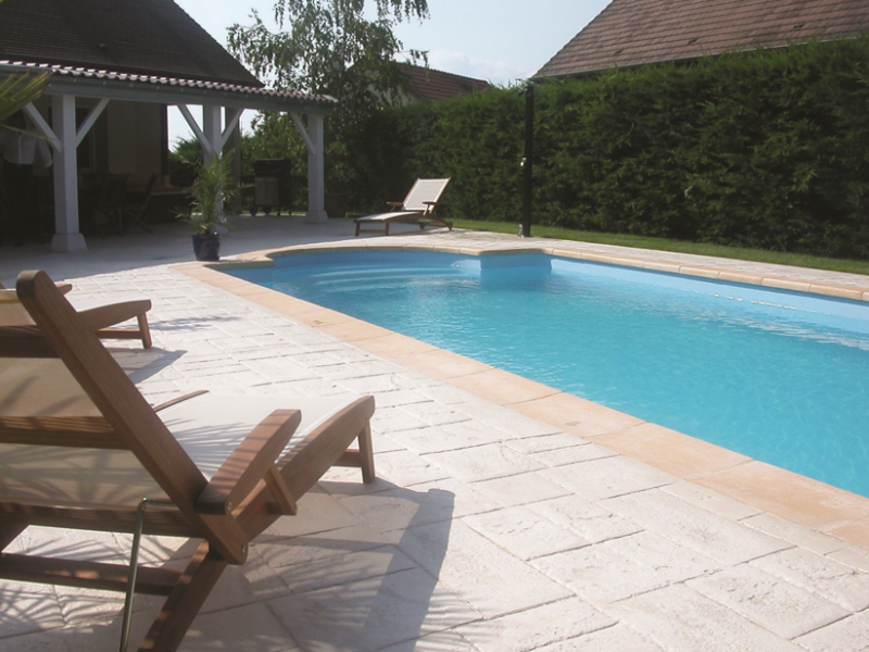 Devis pour pose de coque polyester à fond inclinés et escaliers roman à Roquebrune-sur-Argens Var 83