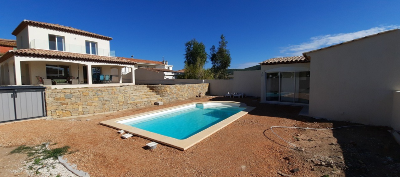 Tarifs Piscine Coque Polyester à fond incliné à Roquebrune-sur-Argens dans le Var 83