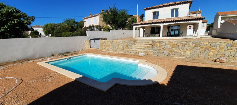 Entreprise pour installation de Piscine Coque Polyester à fond Incliné garantie 10 ans 