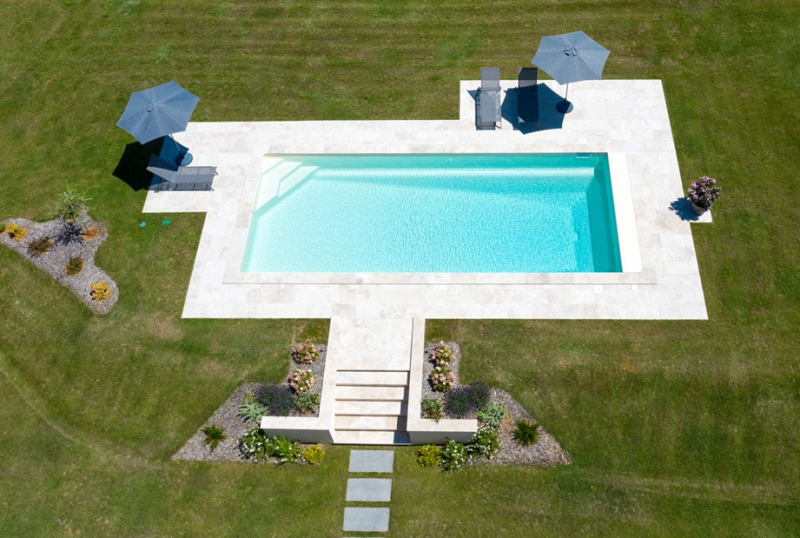 Tarifs de Piscine Coque Polyester Brooklyn C Par Cocktail Piscine spécialiste de la pose de piscine coque polyester à fond incliné à Fréjus dans le Var 83