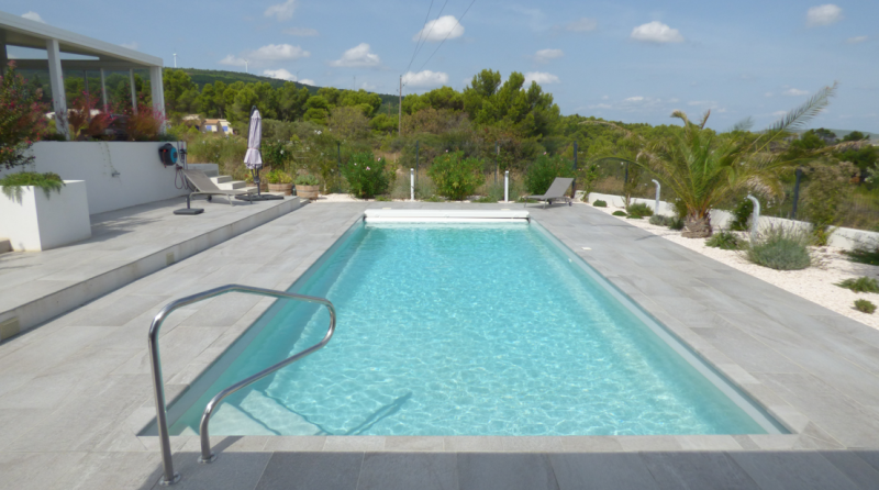 Prix pour installer Piscine Coque Polyester Brooklyn C Par Cocktail Piscine spécialiste de la pose de piscine coque polyester à fond incliné à Fréjus dans le Var 83