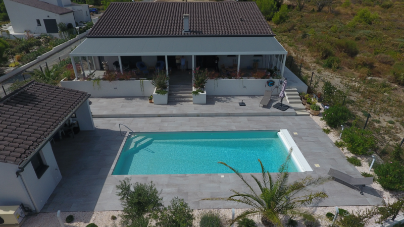 Entreprise pour poser Piscine Coque Polyester Brooklyn C Par Cocktail Piscine spécialiste de la pose de piscine coque polyester à fond incliné à Fréjus dans le Var 83 avec de bon avis 