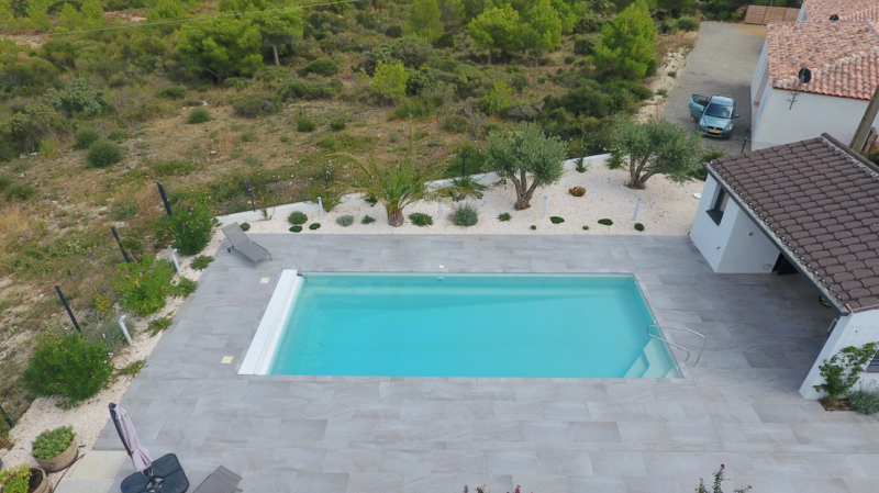 Passer au sel sa Piscine Coque Polyester Brooklyn C Par Cocktail Piscine spécialiste de la pose de piscine coque polyester à fond incliné à Fréjus dans le Var 83