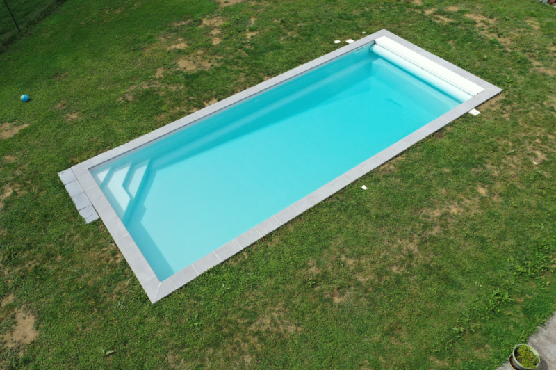 Garantie Piscine Coque Polyester Brooklyn C Par Cocktail Piscine spécialiste de la pose de piscine coque polyester à fond incliné à Fréjus dans le Var 83