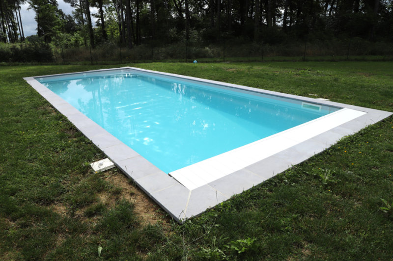 Entreprise avec de bon avis pour poser une Piscine Coque Polyester Brooklyn C Par Cocktail Piscine spécialiste de la pose de piscine coque polyester à fond incliné à Fréjus dans le Var 83