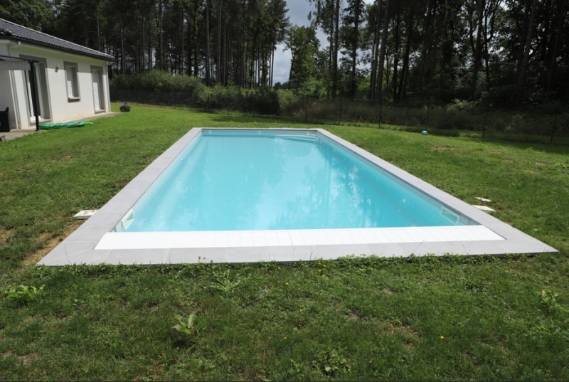 Entreprise pour pose de Piscine Coque Polyester Brooklyn C Par Cocktail Piscine spécialiste de la pose de piscine coque polyester à fond incliné à Fréjus dans le Var 83