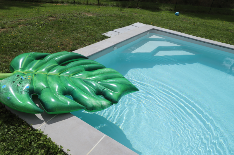 automatiser sa Piscine Coque Polyester Brooklyn C Par Cocktail Piscine spécialiste de la pose de piscine coque polyester à fond incliné à Fréjus dans le Var 83