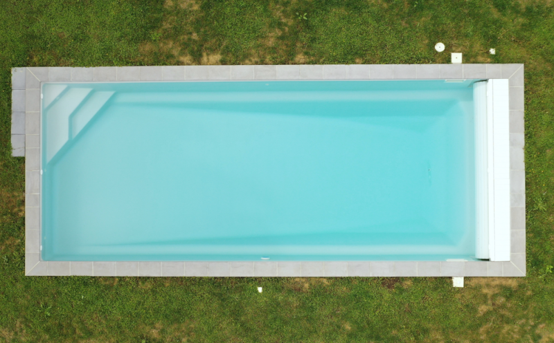 Devis pour Piscine Coque Polyester Brooklyn C Par Cocktail Piscine spécialiste de la pose de piscine coque polyester à fond incliné à Fréjus dans le Var 83