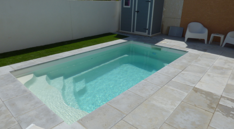 Installateur de Piscine coque polyester sans demande de travaux modèle Manhattan 4 moins de 10 mètres carré design et économique à Sainte-Maxime dans le Var 83