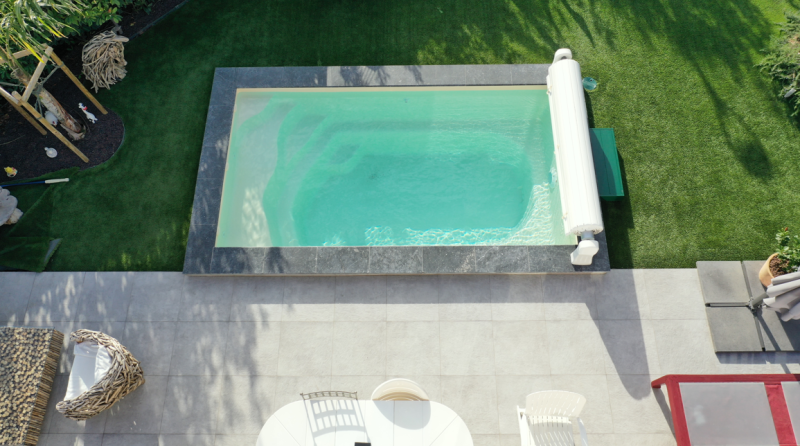 Piscine coque polyester sans demande de travaux modèle Manhattan 4 moins de 10 mètres carré design et économique à Sainte-Maxime dans le Var 83