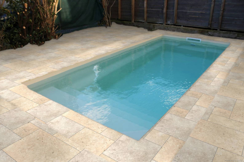 Devis pour installer Mini Piscine sans demande de travaux en coque polyester modèle Sunshine 4 idéale pour les petits terrain garantie 10 ans à Roquebrune-Sur-Argens dans le Var 83