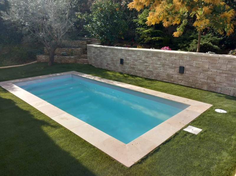 Tarifs d'une installation d'une Mini Piscine sans demande de travaux en coque polyester modèle Sunshine 4 idéale pour les petits terrain garantie 10 ans à Roquebrune-Sur-Argens dans le Var 83