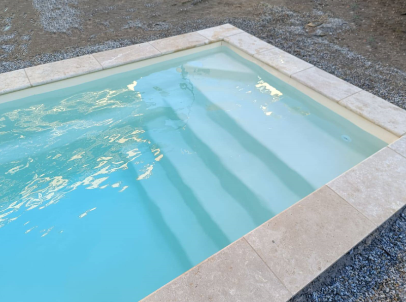 Entreprise pour pose de Mini Piscine sans demande de travaux en coque polyester modèle Sunshine 4 idéale pour les petits terrain garantie 10 ans à Roquebrune-Sur-Argens dans le Var 83