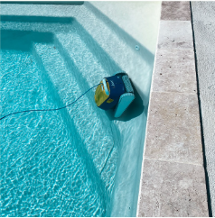 Avantage Robot piscine électrique Léon 3 S300 filaire autonome nettoyant fond paroi ligne d'eau maytronics en magasin à cocktail piscine plus à Roquebrune-sur-Argens dans le Var 83