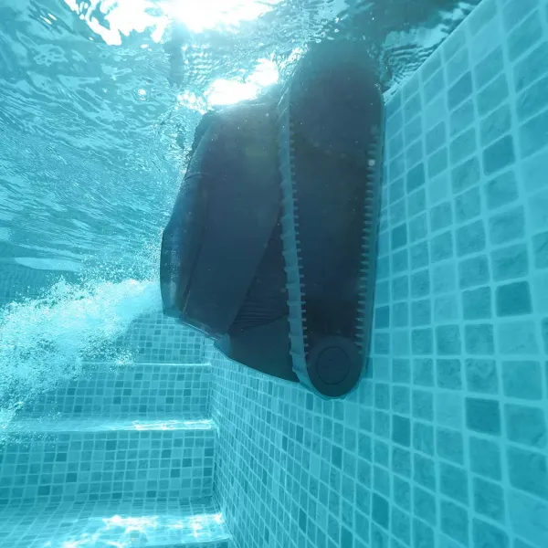 Nettoyage paroi Robot Piscine à Batterie maytronics dolphin liberty 400 sans fil avec chargeur à induction à Roquebrune-Sur-Argens dans le Var 83