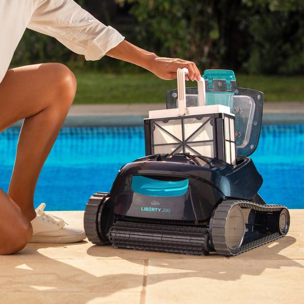 Comment enlever le pannier du Robot Électrique Sans Fil de piscine nettoyant fond paroi à batterie Maytronics avec une recharge par induction à Roquebrune-sur-Argens dans le Var 83