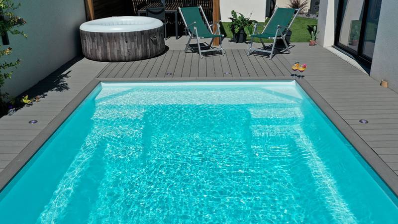 PISCINE COQUE POLYESTER A FOND PLAT MODELE : SUNSHINE 6 A  DRAGUIGNAN