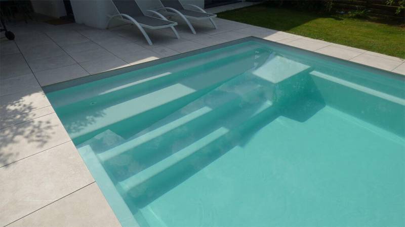 PISCINE COQUE POLYESTER A FOND PLAT MODELE :  SHERRY LOUNGE A LORGUES