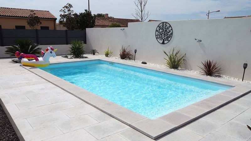 Flamingo : Piscine coque fond incliné progressif avec escalier sur la largeur et banquette dans le Var