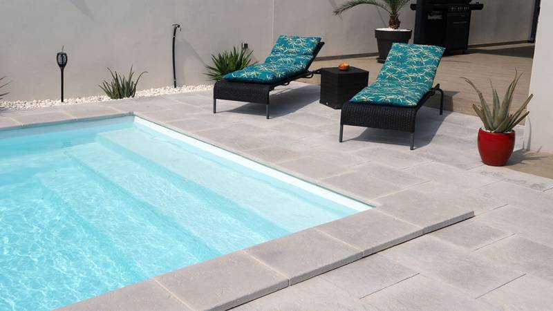 Flamingo : Piscine coque fond incliné progressif avec escalier sur la largeur et banquette dans le Var