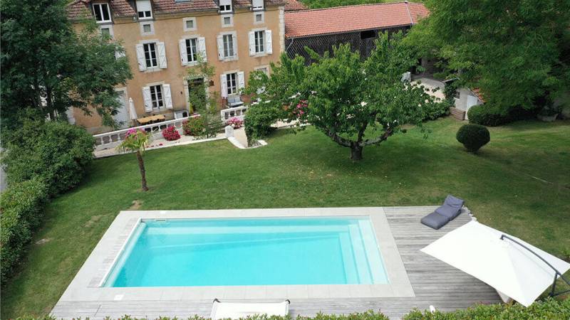 Flamingo : Piscine coque fond incliné progressif avec escalier sur la largeur et banquette dans le Var
