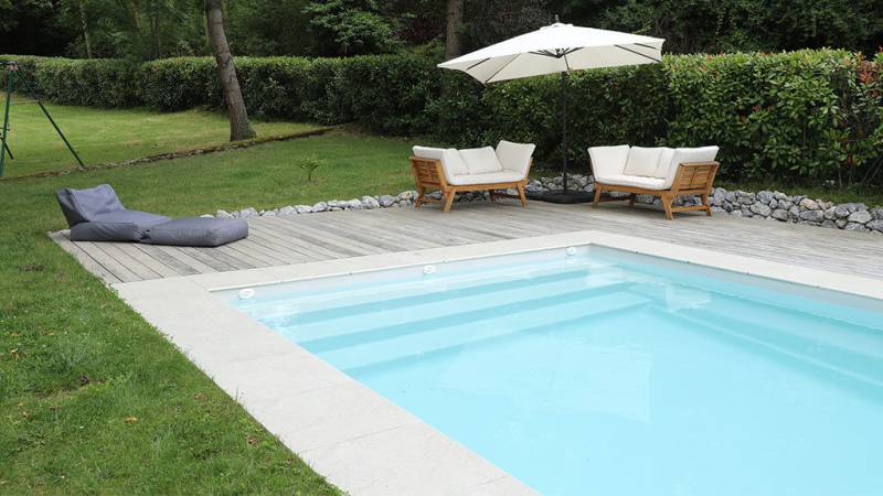 Flamingo : Piscine coque fond incliné progressif avec escalier sur la largeur et banquette dans le Var