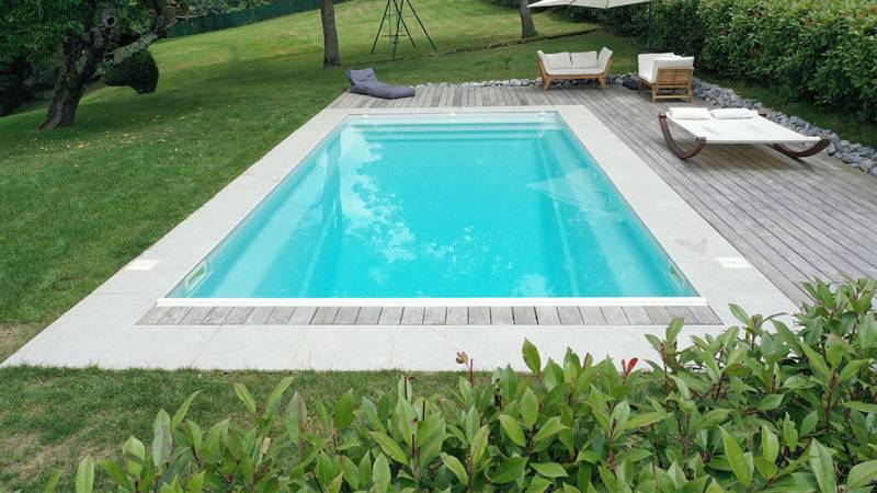 Flamingo : Piscine coque fond incliné progressif avec escalier sur la largeur et banquette dans le Var