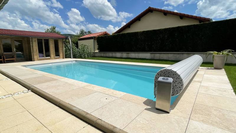 Flamingo : Piscine coque fond incliné progressif avec escalier sur la largeur et banquette dans le Var