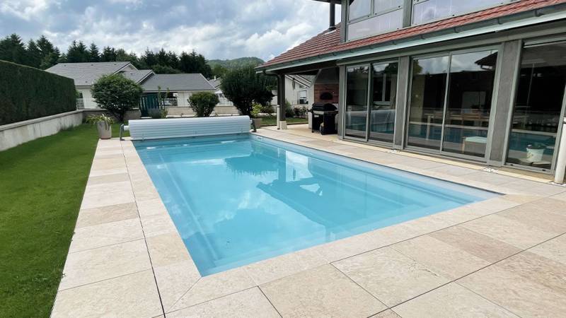 Flamingo : Piscine coque fond incliné progressif avec escalier sur la largeur et banquette dans le Var