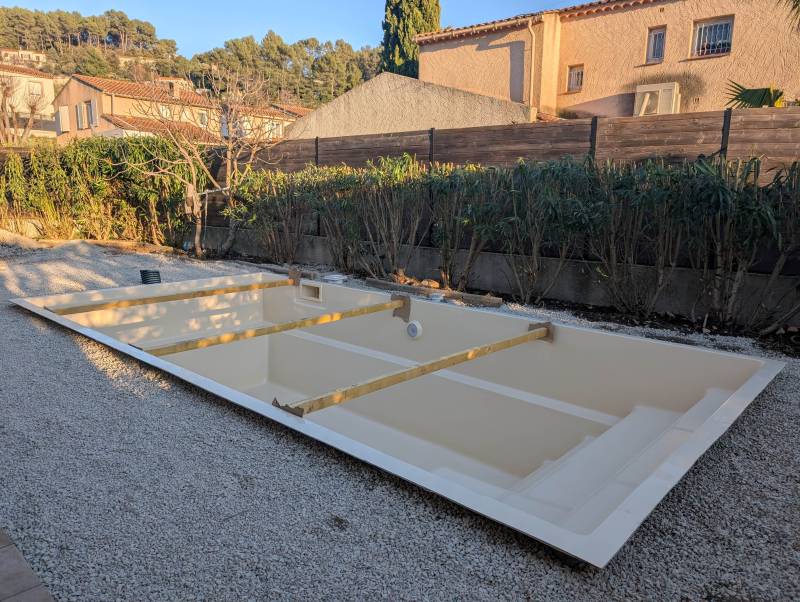 Piscine coque à fond plat modèle - 10 M2 installée à Roquebrune sur Argens