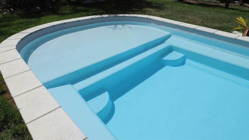PISCINE COQUE POLYESTER FOND PLAT MODELE LONG ISLAND A MONTAUROUX