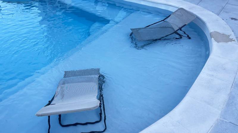 Apéro Mojito installé dans les transats immérgés!