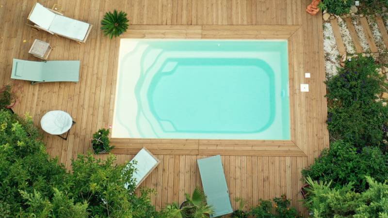 PISCINE COQUE A FOND PLAT MODELE: MANHATTAN  à ROQUEBRUNE  S/A a PROXIMITE DE PUGET S/A