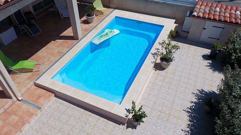 PISCINE COQUE A FOND PLAT MODELE: MANHATTAN  à ROQUEBRUNE  S/A a PROXIMITE DE PUGET S/A