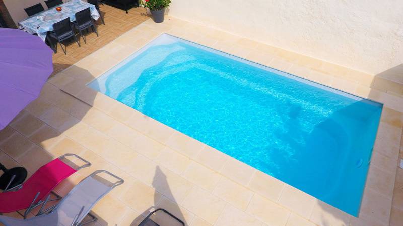 PISCINE COQUE A FOND PLAT MODELE: MANHATTAN  à ROQUEBRUNE  S/A a PROXIMITE DE PUGET S/A