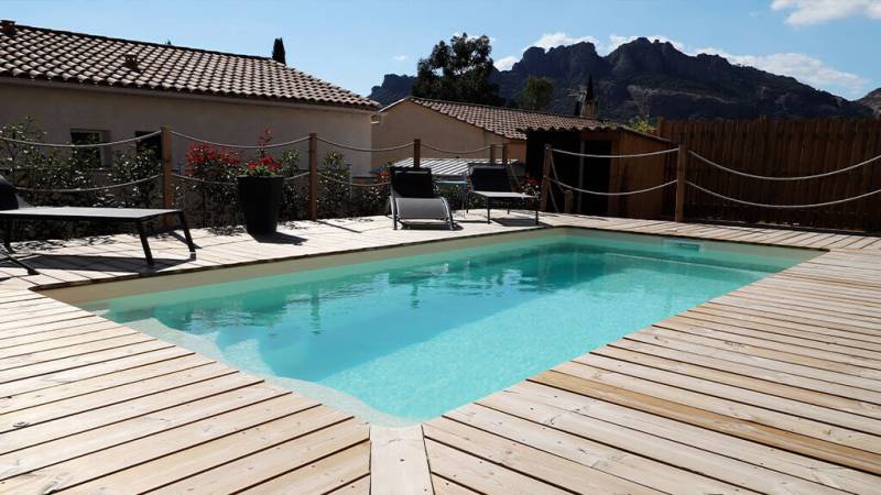 PISCINE COQUE A FOND PLAT MODELE: MANHATTAN  à ROQUEBRUNE  S/A a PROXIMITE DE PUGET S/A
