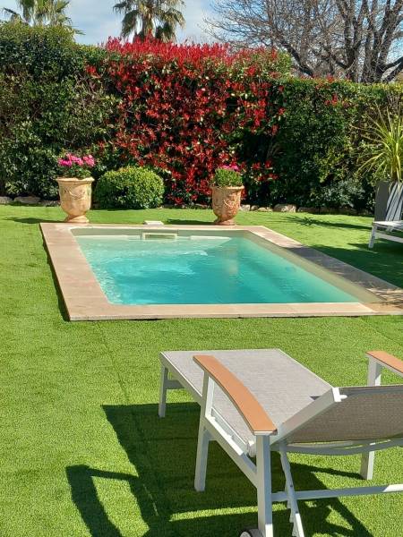 Découvrez la piscine coque en polyester modèle Manhattan, disponible à notre magasin de Roquebrune-sur-Argens. Un choix élégant et durable pour embellir votre jardin.