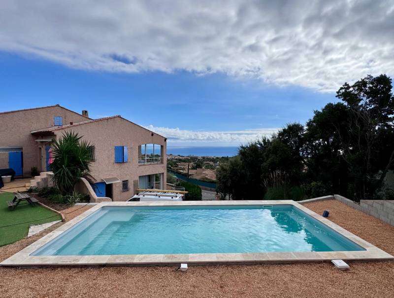 Pose et installation d'une piscine coque en polyester enterrée modèle SHERRY LOUNGE à Roquebrune sur Argens proche de Fréjus