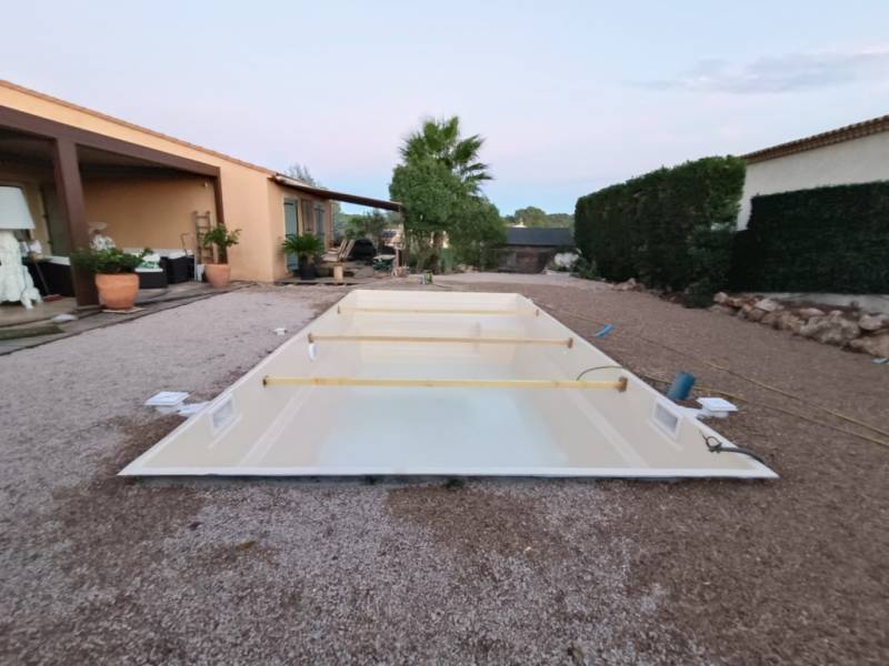Livraison et installation piscine coque en polyester à Roquebrune sur Argens dans le Var