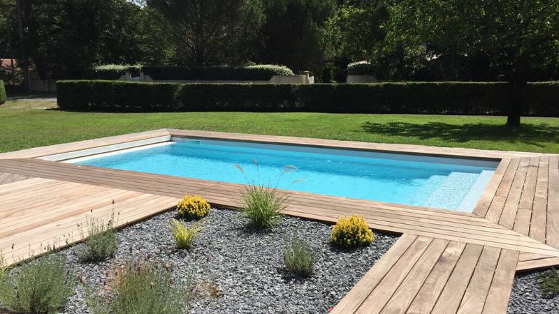 PISCINE COQUE POLYESTER A FOND PLAT MODELE :  SHERRY LOUNGE A LORGUES