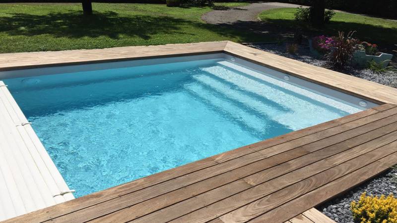PISCINE COQUE POLYESTER A FOND PLAT MODELE :  SHERRY LOUNGE A LORGUES