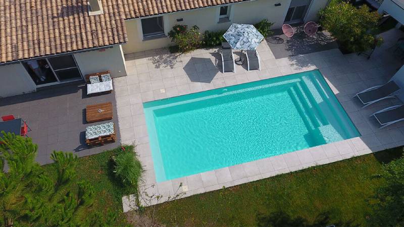 PISCINE COQUE POLYESTER A FOND PLAT MODELE :  SHERRY LOUNGE A LORGUES