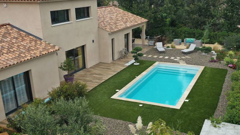 PISCINE COQUE POLYESTER A FOND PLAT MODELE :  SHERRY LOUNGE A LORGUES