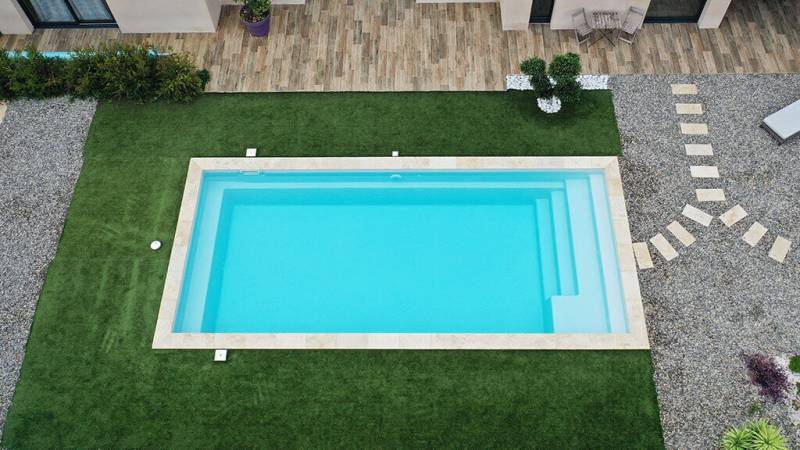 PISCINE COQUE POLYESTER A FOND PLAT MODELE :  SHERRY LOUNGE A LORGUES